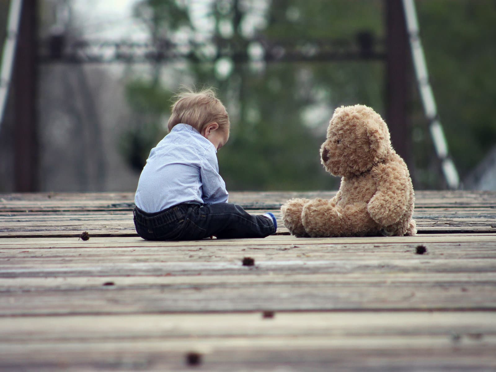 Photograph accompanying “Can childhood emotional neglect cause the same symptoms as complex trauma?”, trauma and emotional neglect article from Silver Owl Therapy