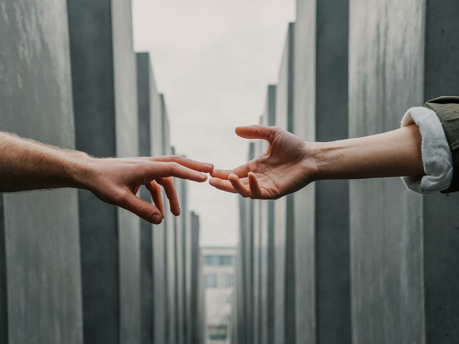 Photograph accompanying “Can you change your attachment style?”, relationships and boundaries article from Silver Owl Therapy