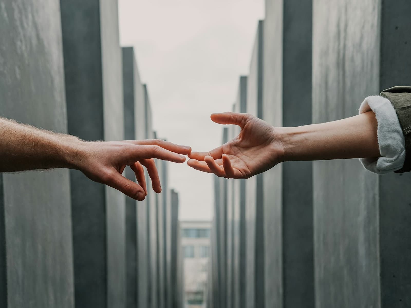 Photograph accompanying “Can you change your attachment style?”, relationships and boundaries article from Silver Owl Therapy